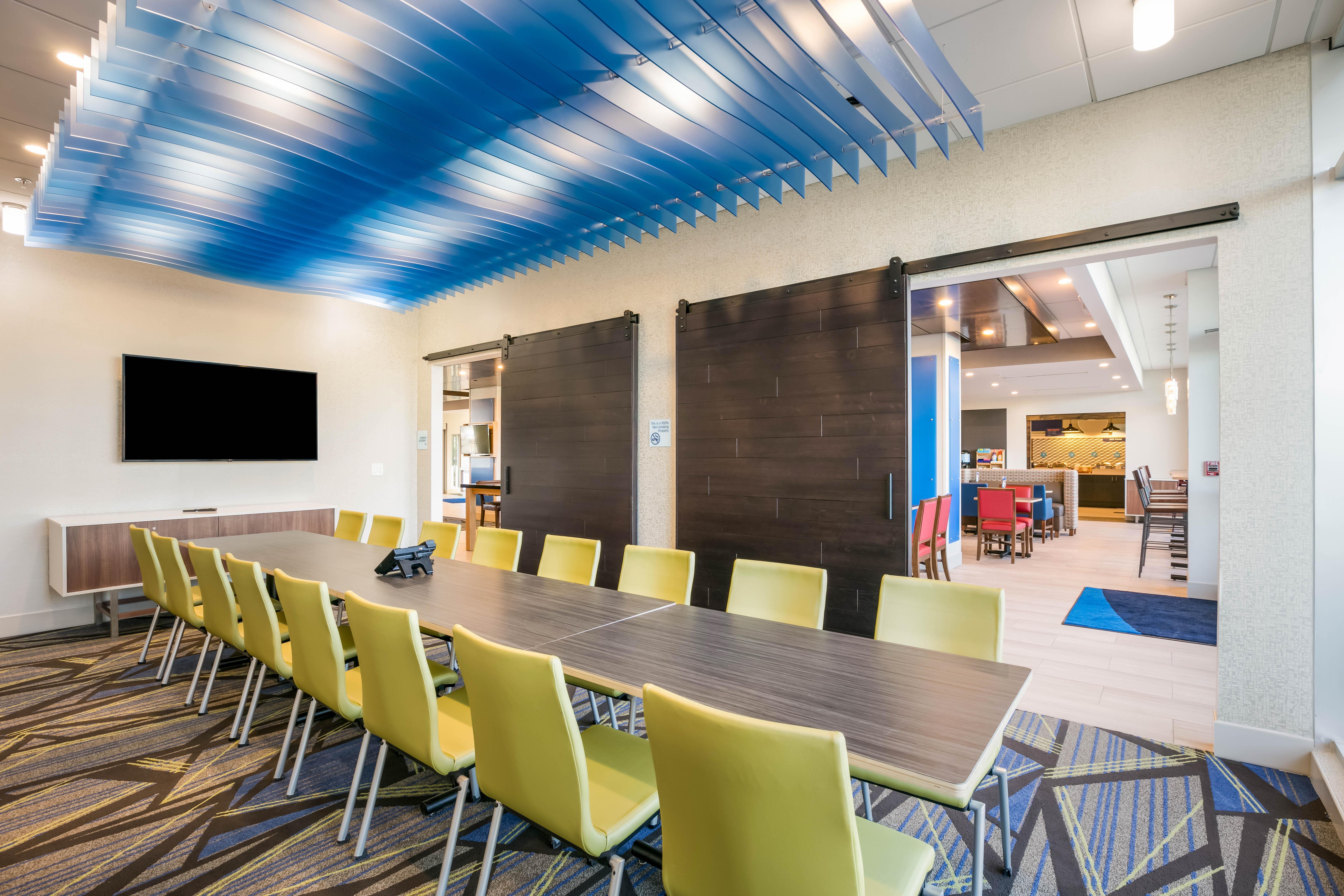 Holiday Inn Express & Suites Jacksonville - Town Center By Ihg Exterior photo