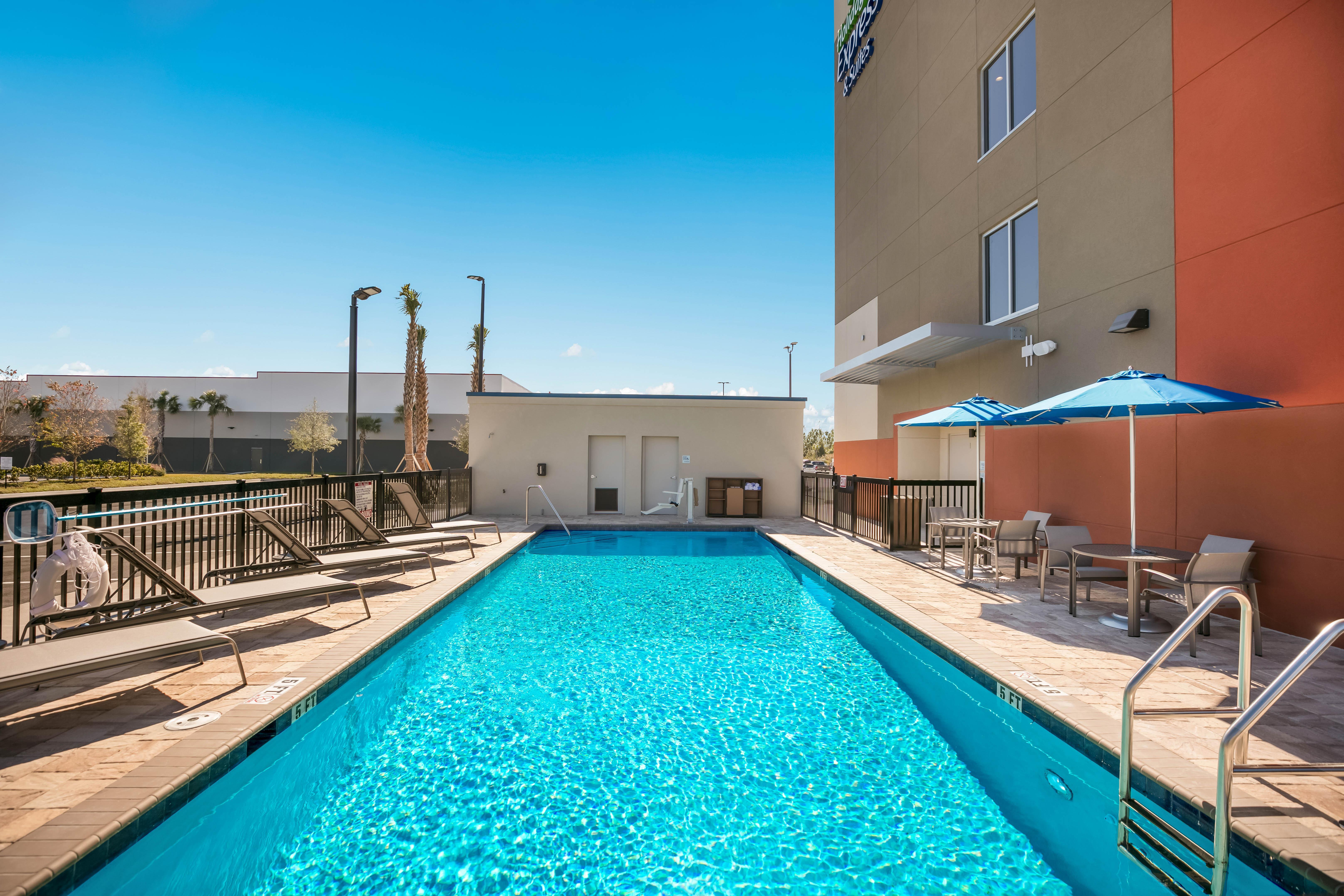 Holiday Inn Express & Suites Jacksonville - Town Center By Ihg Exterior photo