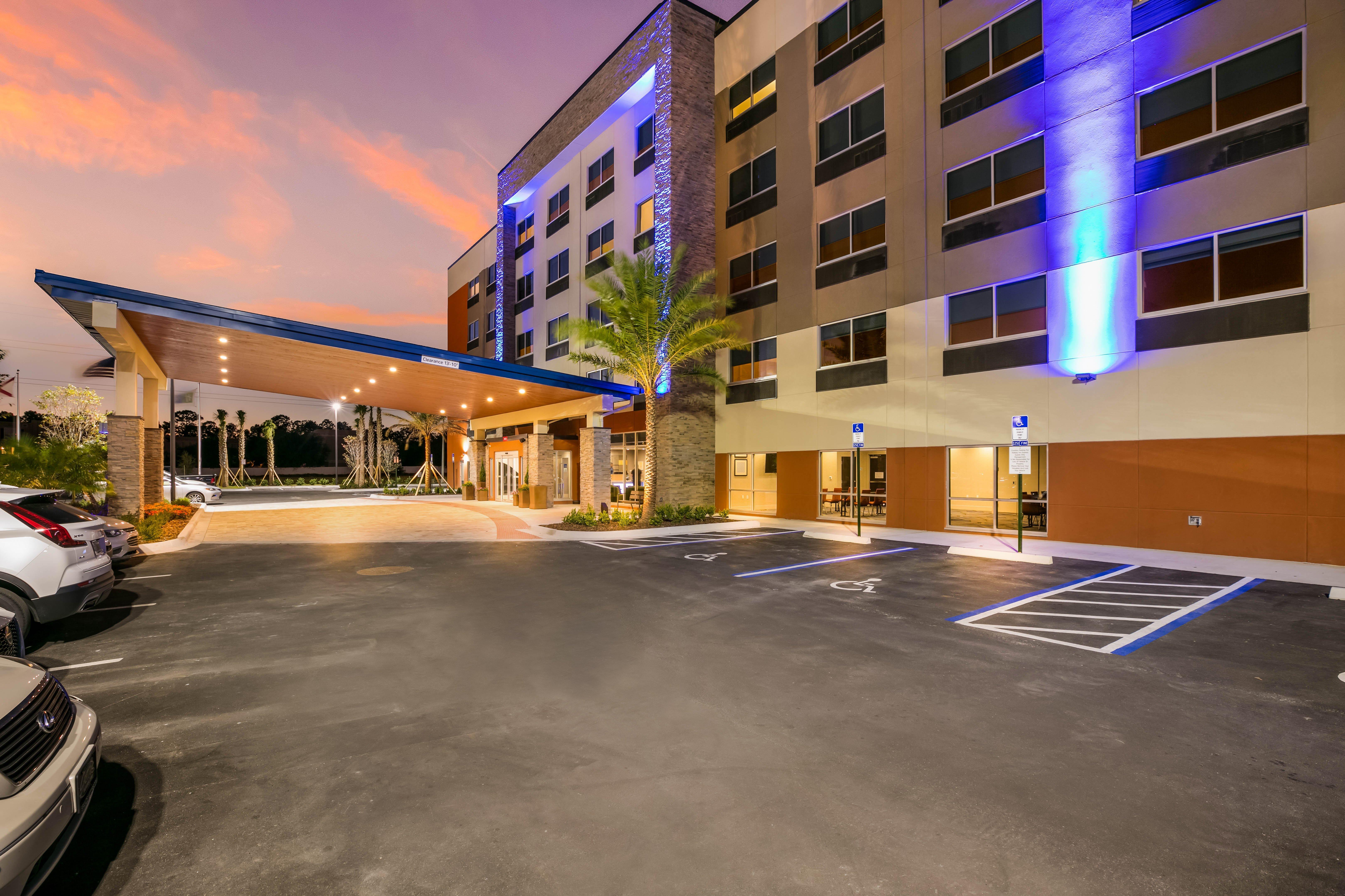 Holiday Inn Express & Suites Jacksonville - Town Center By Ihg Exterior photo